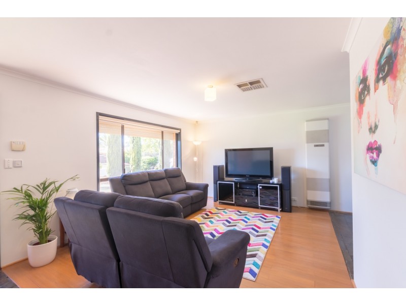 18 Commodore Parade, Andrews Farm SA 5114