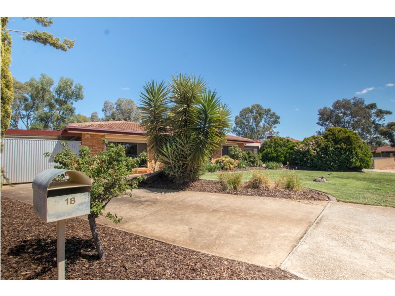 18 Commodore Parade, Andrews Farm SA 5114