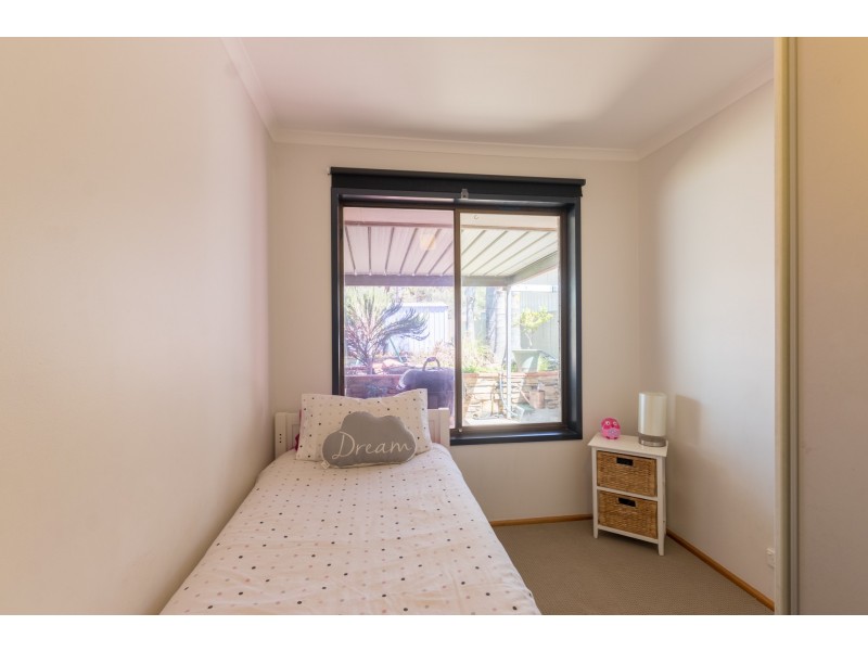 18 Commodore Parade, Andrews Farm SA 5114