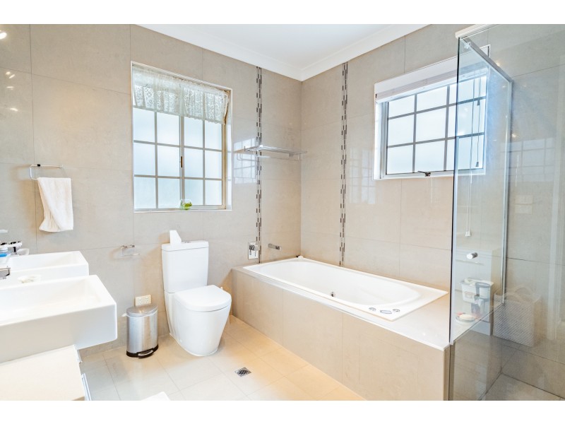 7 Chisholm Court, Mount Ommaney QLD 4074