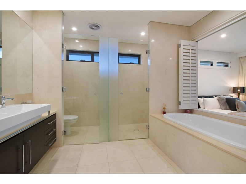 66A Sunrise Blvd, Surfers Paradise QLD 4217