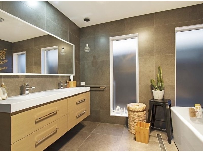 98 Nobbys Parade, Miami QLD 4220