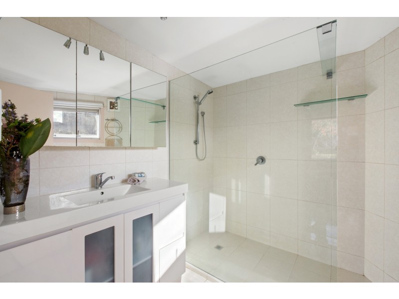 2/2 Cabena Crescent, Chadstone VIC 3148