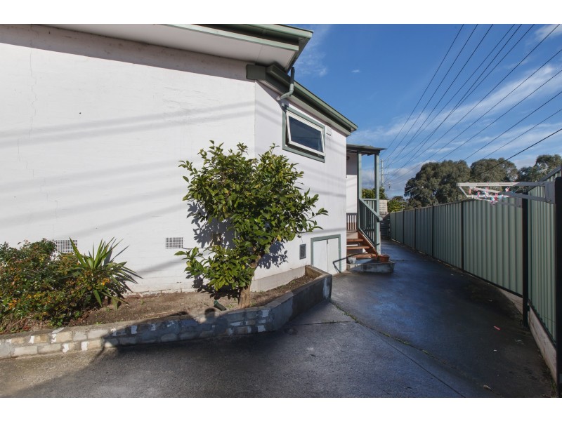 2/2 Cabena Crescent, Chadstone VIC 3148