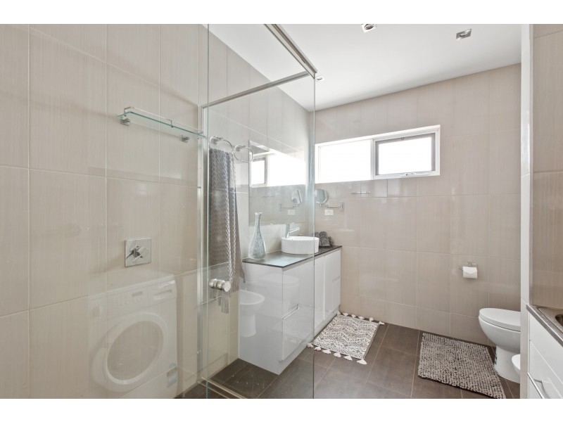 2/2 Cabena Crescent, Chadstone VIC 3148