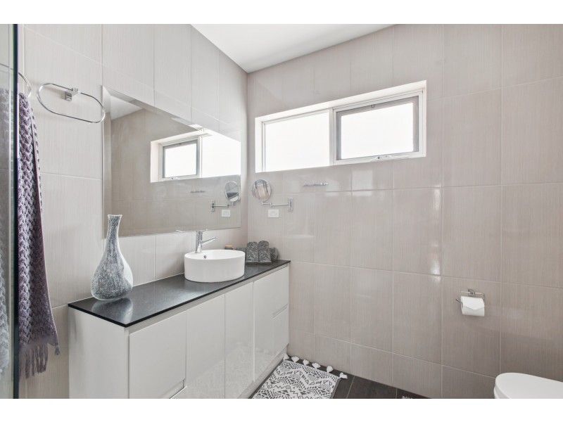 2/2 Cabena Crescent, Chadstone VIC 3148