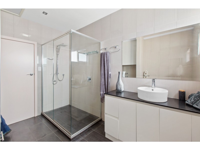 2/2 Cabena Crescent, Chadstone VIC 3148