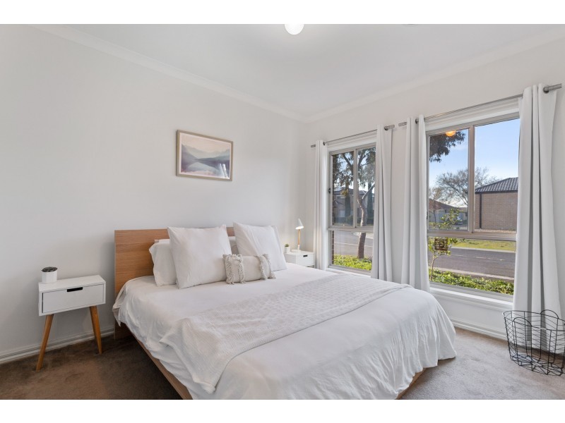 2/43 Knightsbridge Drive, Tarneit VIC 3029