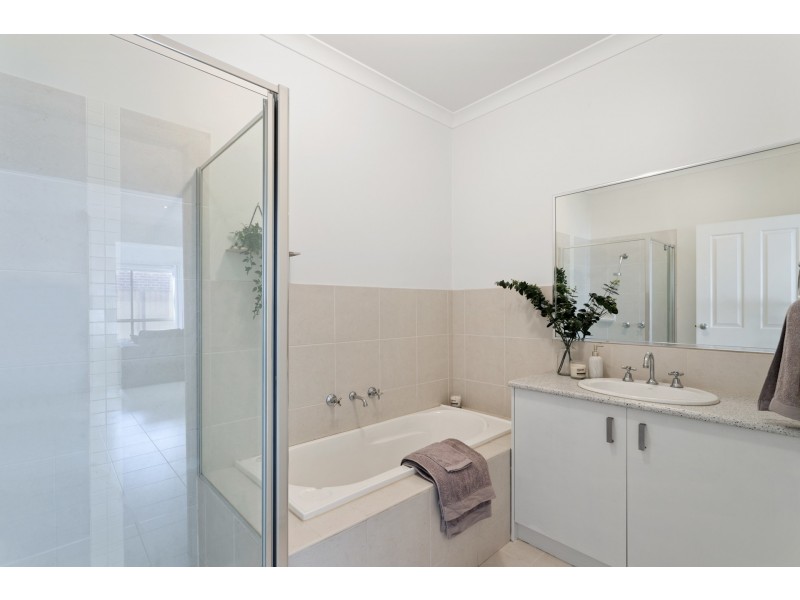 2/43 Knightsbridge Drive, Tarneit VIC 3029