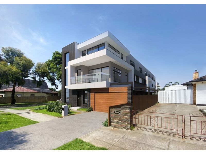 7 West Esplanade, St Albans VIC 3021