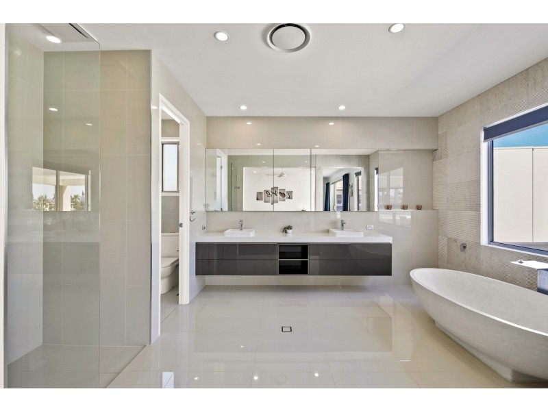 2632 Virginia Drive, Hope Island QLD 4212