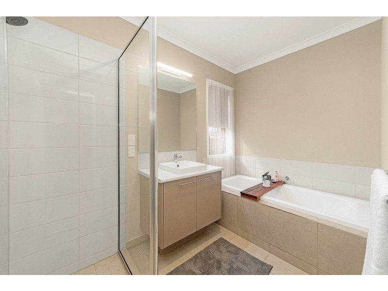 8 Polesden Mews, Roxburgh Park VIC 3064