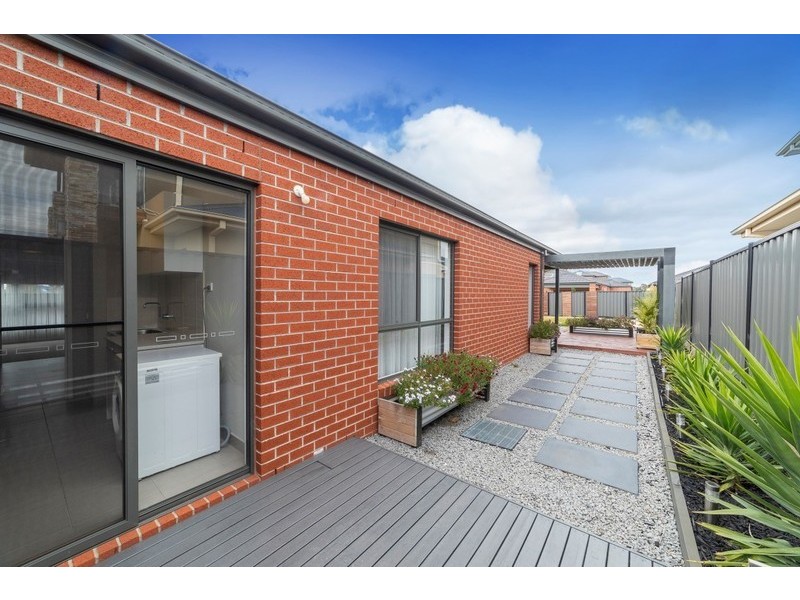 8 Polesden Mews, Roxburgh Park VIC 3064