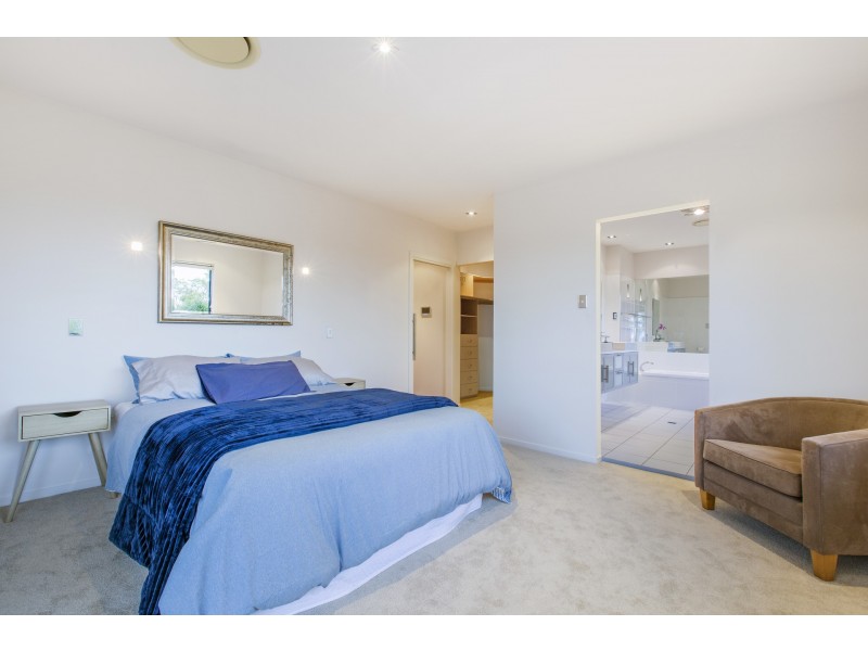 9 Vista Street, Bardon QLD 4065