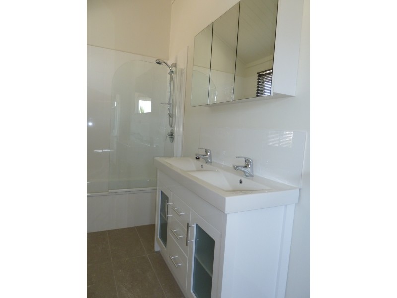 220 Days Rd, Grange QLD 4051