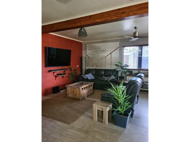 25 Nicklin Street, Moura QLD 4718