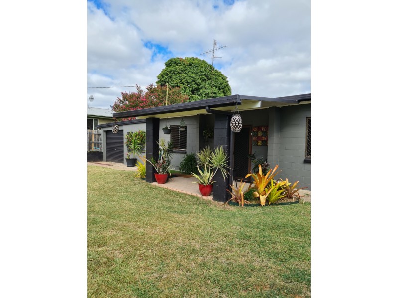 25 Nicklin Street, Moura QLD 4718