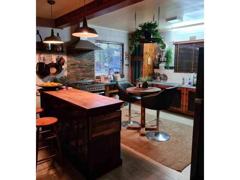 25 Nicklin Street, Moura QLD 4718