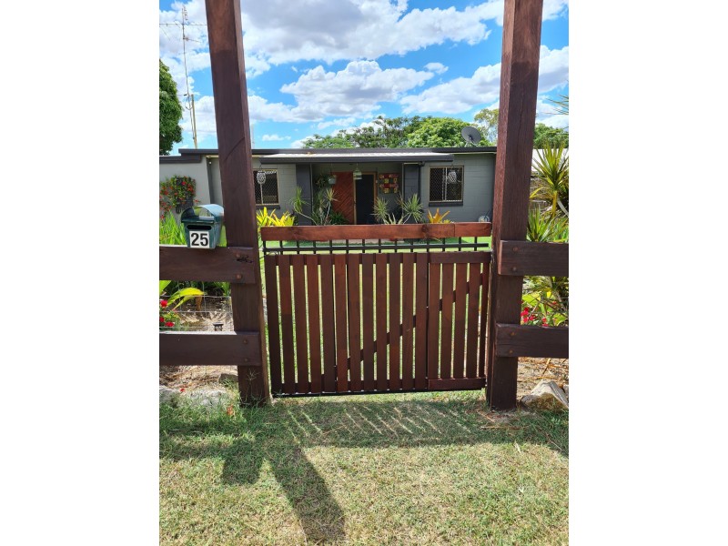 25 Nicklin Street, Moura QLD 4718