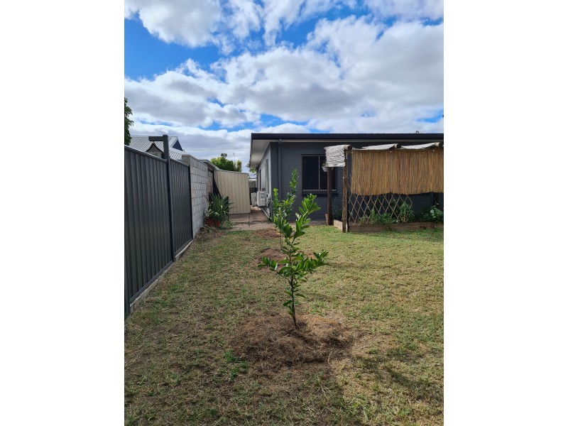 25 Nicklin Street, Moura QLD 4718