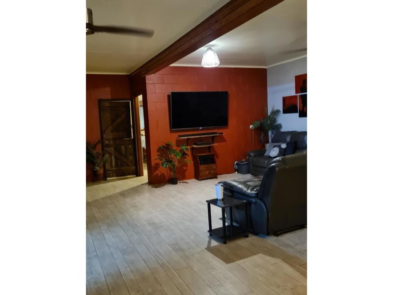 25 Nicklin Street, Moura QLD 4718