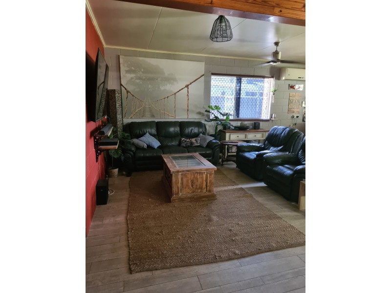 25 Nicklin Street, Moura QLD 4718