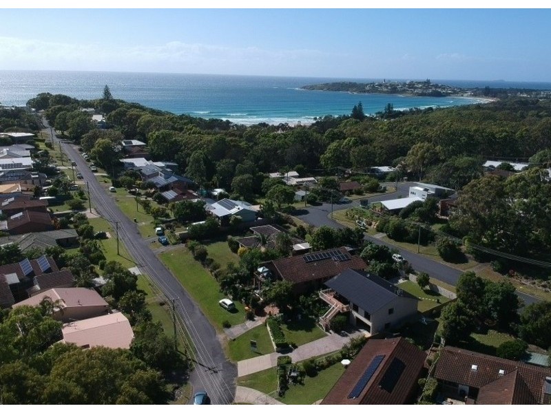 4 Lake View Ave, Safety Beach NSW 2456