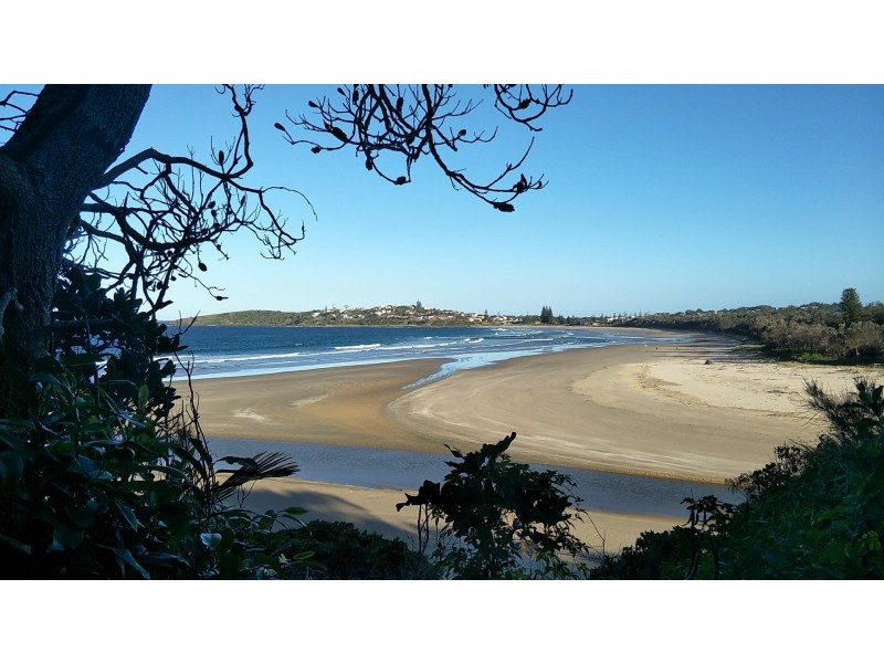 4 Lake View Ave, Safety Beach NSW 2456