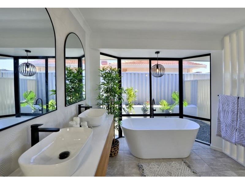 21 Silvertop Avenue, Halls Head WA 6210