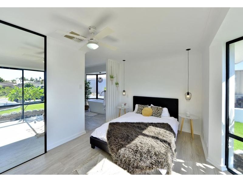 21 Silvertop Avenue, Halls Head WA 6210