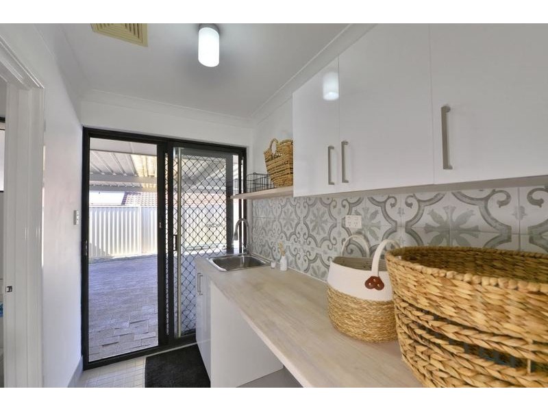 21 Silvertop Avenue, Halls Head WA 6210