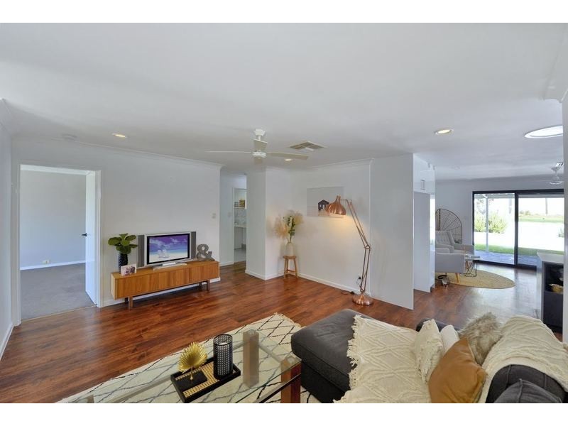 21 Silvertop Avenue, Halls Head WA 6210