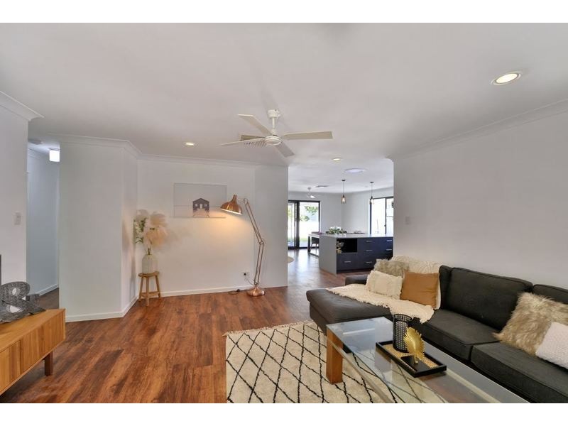 21 Silvertop Avenue, Halls Head WA 6210