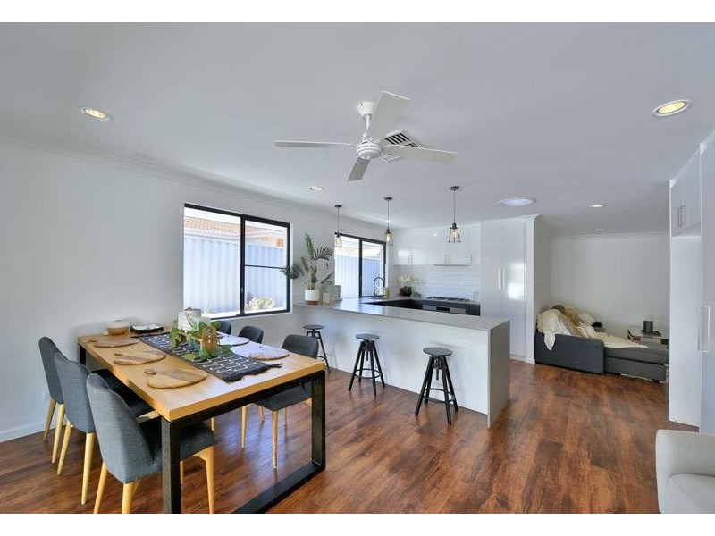 21 Silvertop Avenue, Halls Head WA 6210