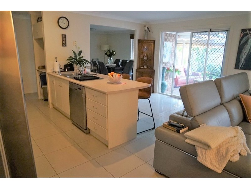 6 Yarraglen Place, Arundel QLD 4214