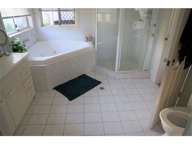 6 Yarraglen Place, Arundel QLD 4214