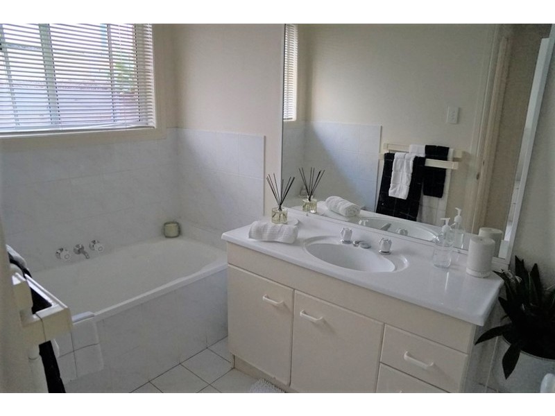 6 Yarraglen Place, Arundel QLD 4214