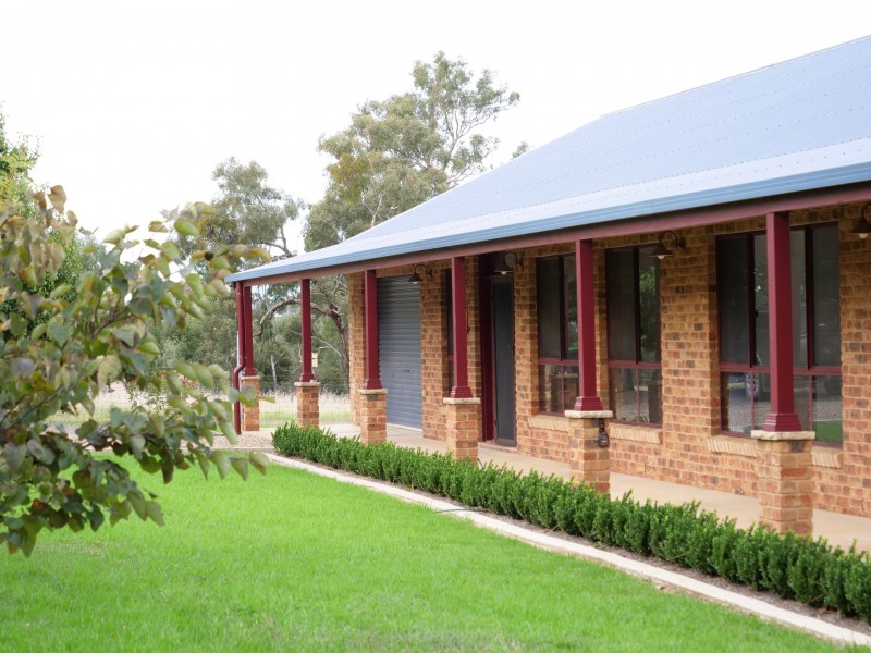 20 Petticoat Lane, Young NSW 2594