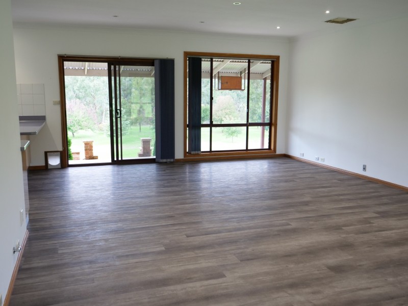 20 Petticoat Lane, Young NSW 2594