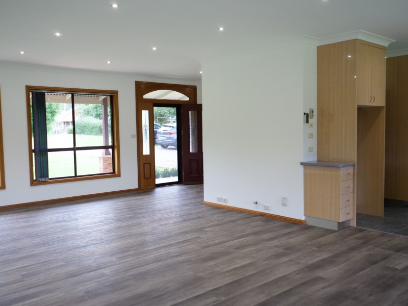 20 Petticoat Lane, Young NSW 2594