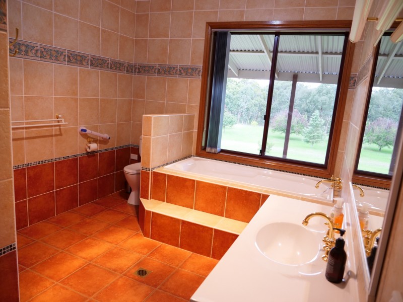 20 Petticoat Lane, Young NSW 2594