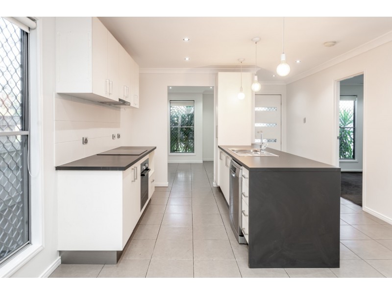 8 Marigold Close, Springfield Lakes QLD 4300