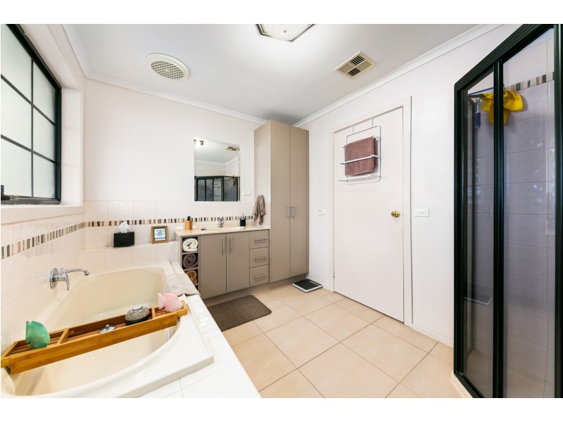9 McLeod Drive, Bacchus Marsh VIC 3340