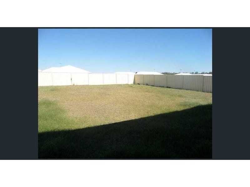 11 Lightening Street, Emerald QLD 4720