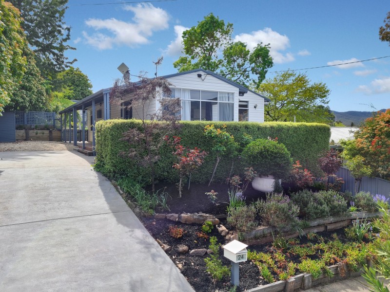 24 Centre Avenue, Eildon VIC 3713