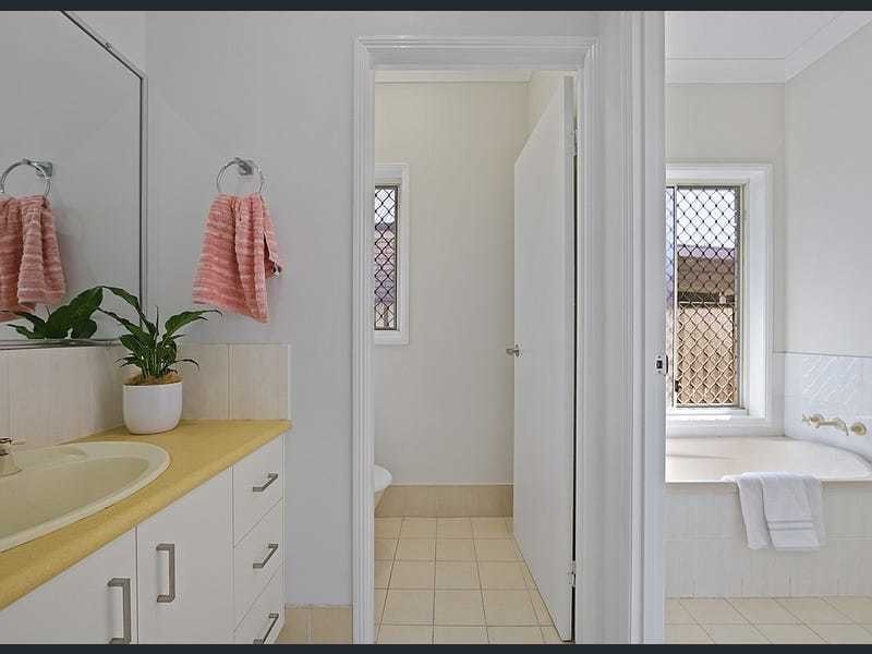 5 Grenada Court, Varsity Lakes QLD 4227