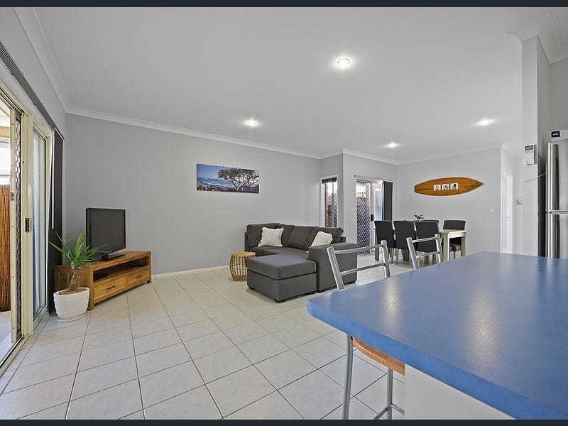 5 Grenada Court, Varsity Lakes QLD 4227