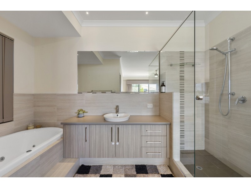 13 Ontario Grove, Success WA 6164