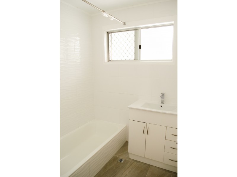 11 Hamilton Street, Moura QLD 4718