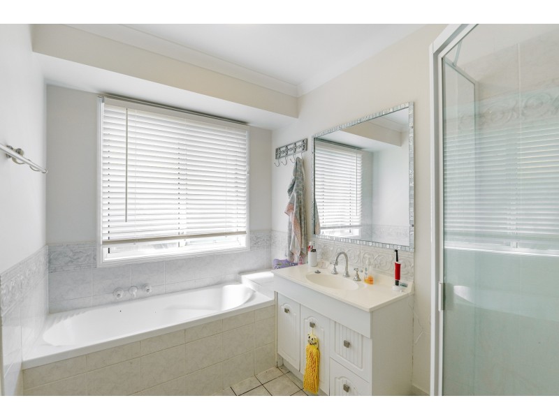 19 Pinemount Crescent, Oxenford QLD 4210